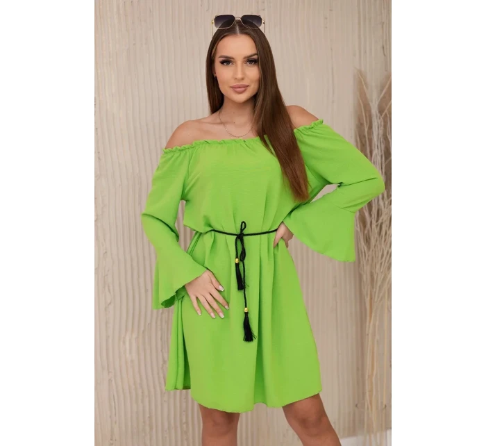 Šaty model 19639411 v pase se stahovací šňůrkou jasně zelená - K-Fashion