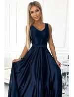 Tmavě modré dlouhé dámské saténové šaty s výstřihem a mašlí model 18976355 - numoco