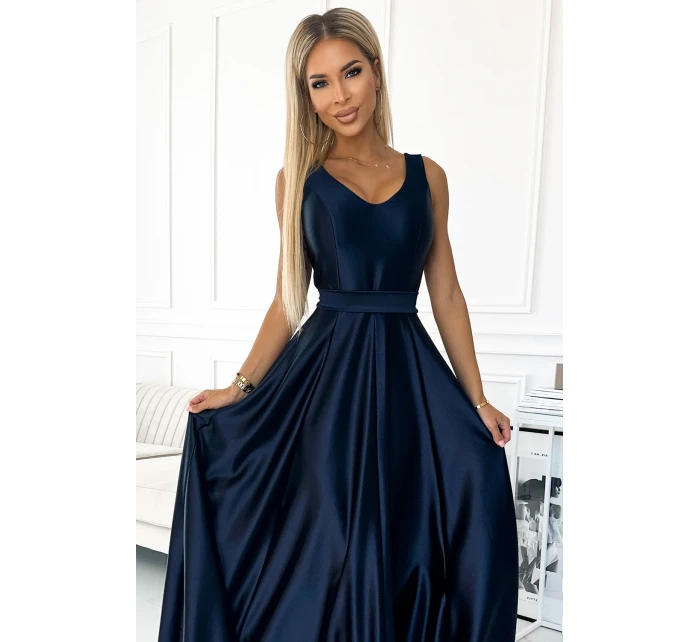 Tmavě modré dlouhé dámské saténové šaty s výstřihem a mašlí model 18976355 - numoco