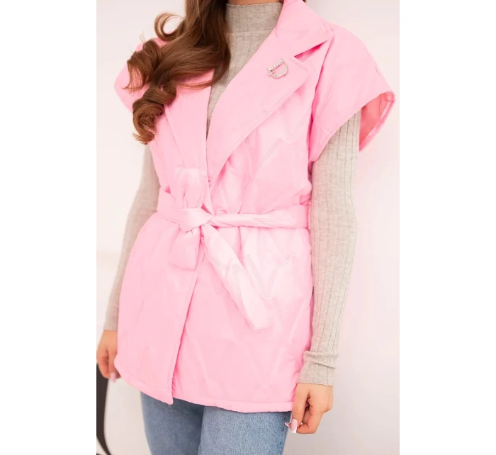 Dámská prošívaná vesta s páskem a širokým límcem světle růžová