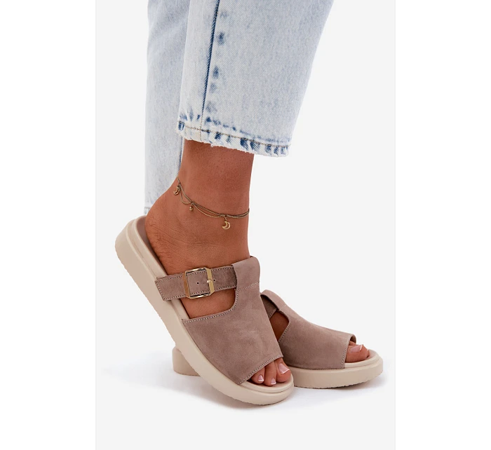 Semišové dámské pantofle na platformě se zlatou přezkou tmavě béžové Zemela