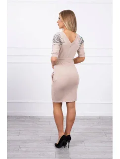 Šaty s krídlami na ramenách béžovej
