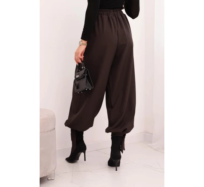 Dámske nohavice so širokými nohavicami a viazaním v spodnej časti hnedej farby Dámske nohavice so širokými nohavicami a viazaním v spodnej časti hnedej farby