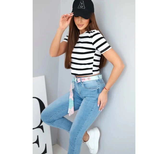 Dámske džínsy s vysokým pásom a voľnou nohou Dámske džínsy s vysokým pásom a voľnou nohou