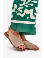 Dámské Sandály S Dekorací Na Plochém Podpatku Eko Semišové Béžové model 21685721 - Boto Dámské Sandály S Dekorací Na Plochém Podpatku Eko Semišové Béžové model 21685721 - Boto