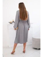Šaty s viazaným plisovaným lemom sivé
