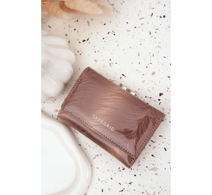 Lakovaná dámska kabelka s trblietavými detailmi Cermina - béžová Lakovaná dámska kabelka s trblietavými detailmi Cermina - béžová