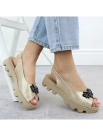 Dámske sandále na platforme s perforovanou kovovou zlatou Potocki SZ12610