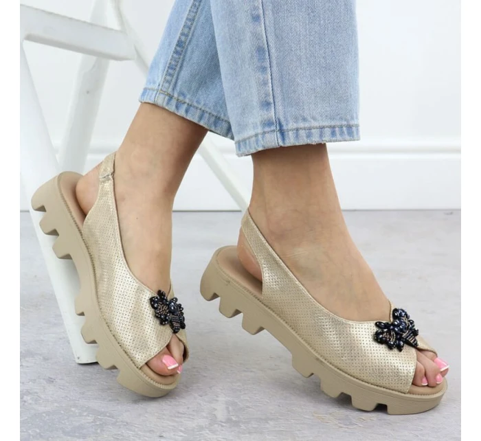 Dámske sandále na platforme s perforovanou kovovou zlatou Potocki SZ12610