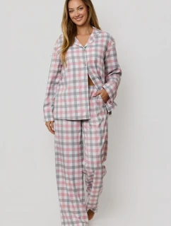 Stella si rozopla pyžamo.