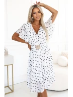 Smyslné černé šaty s obálkovým výstřihem a ozdobným páskem bílé model 21293246 - numoco basic Smyslné černé šaty s obálkovým výstřihem a ozdobným páskem bílé model 21293246 - numoco basic