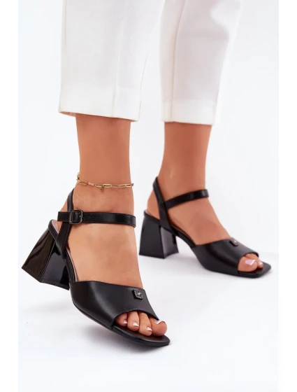 Sandále na podpätku model 213186 Vykročte štýlovo Sandále na podpätku model 213186 Vykročte štýlovo