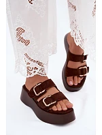 Dámske sandále na platforme so zlatými prackami a imitáciou semišu Hazelia Chocolate Dámske sandále na platforme so zlatými prackami a imitáciou semišu Hazelia Chocolate
