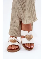 Dámské sandály na plochém podpatku se zlatou ozdobou bílé model 21697094 - EVENTO