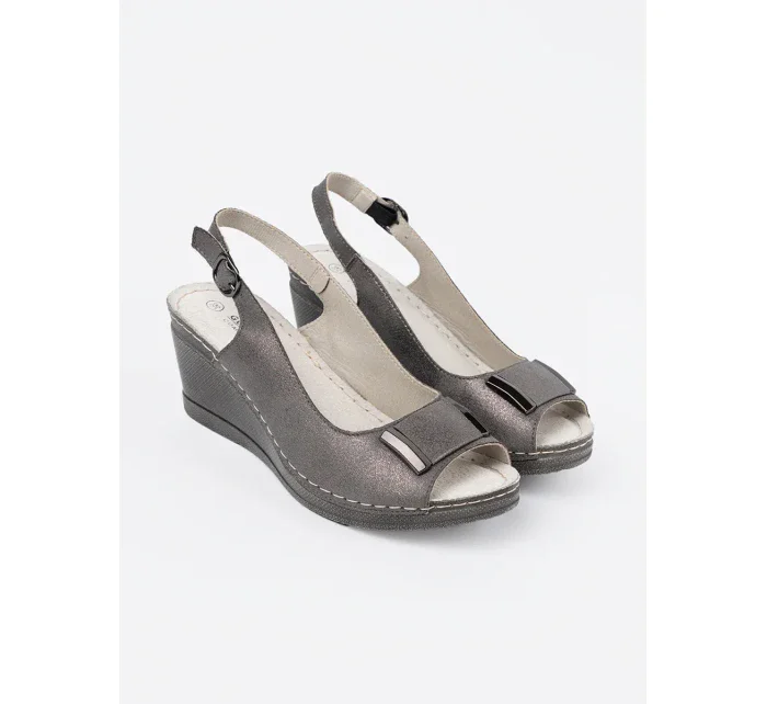 Moderné sivé a strieborné sandále pre ženy na klinoch Moderné sivé a strieborné sandále pre ženy na klinoch