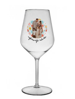 Personalizovaná nerozbitná sklenice s výřezem fotky na podkladu