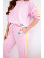 Dámská tepláková souprava model 22015418 s lampasy a volnou mikinou cukrově růžová - K-Fashion Dámská tepláková souprava model 22015418 s lampasy a volnou mikinou cukrově růžová - K-Fashion