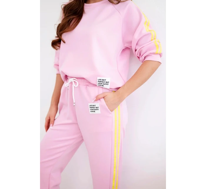 Dámská tepláková souprava model 22015418 s lampasy a volnou mikinou cukrově růžová - K-Fashion Dámská tepláková souprava model 22015418 s lampasy a volnou mikinou cukrově růžová - K-Fashion