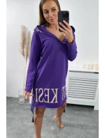 Tmavo fialové šaty s kapucňou a potlačou Tmavo fialové šaty s kapucňou a potlačou