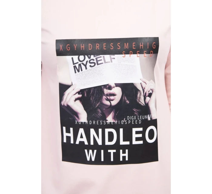 model 18744066 s pudrově růžovými šaty s potiskem - K-Fashion model 18744066 s pudrově růžovými šaty s potiskem - K-Fashion