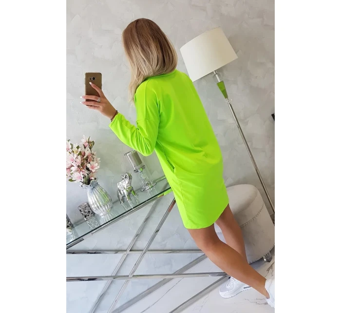 Zelené neónové šaty vo farbe kravaty