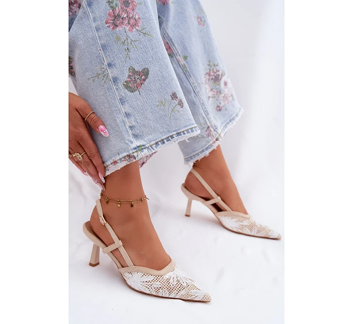 Sandály na podpatku s květinami Béžové model 22111412 - Boto