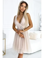 525-1 OLGA tylové šaty s výstrihom a ozdobnou sponou - BEACH