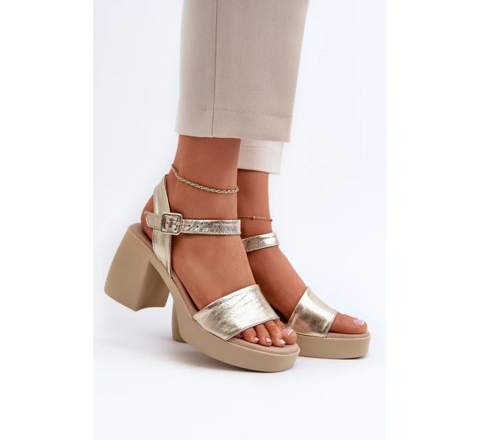 model 21655608 Dámské Kožené Sandály Na Klínu Zlaté - Zazoo
