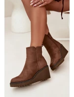 Dámska zateplená členková obuv na klin z eko semišu - hnedá Mavona Dámska zateplená členková obuv na klin z eko semišu - hnedá Mavona