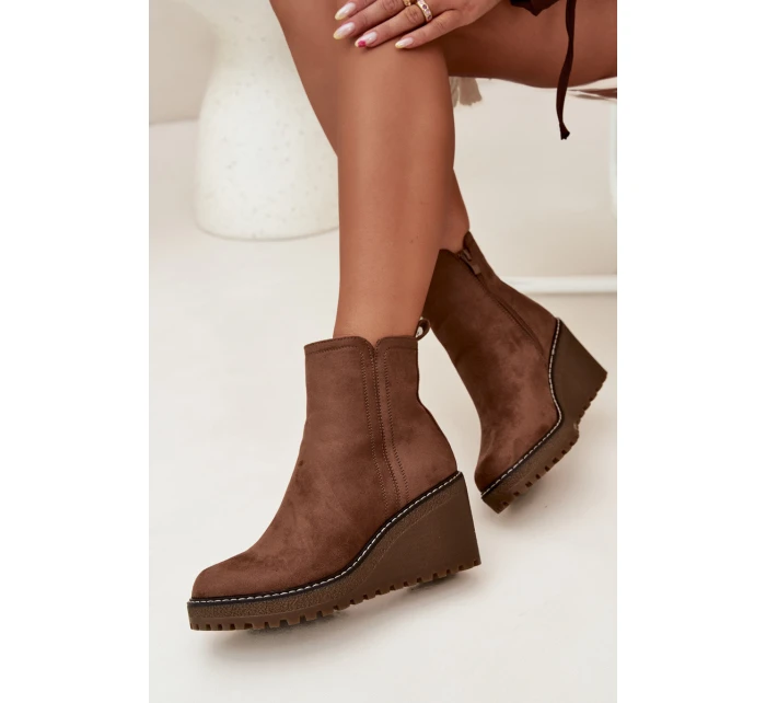 Dámska zateplená členková obuv na klin z eko semišu - hnedá Mavona Dámska zateplená členková obuv na klin z eko semišu - hnedá Mavona