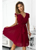 POLINA - Dámske plisované šaty vo vínovej bordovej farbe s výstrihom a volánikmi 374-2