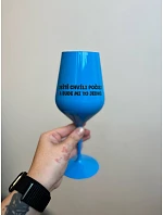 JEŠTĚ  A BUDE MI TO  modrá nerozbitná sklenice na víno 470 ml model 21264590 - Giftela