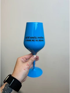 JEŠTĚ  A BUDE MI TO  modrá nerozbitná sklenice na víno 470 ml model 21264590 - Giftela