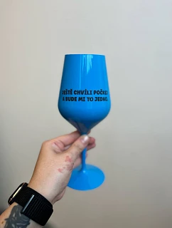 JEŠTĚ  A BUDE MI TO  modrá nerozbitná sklenice na víno 470 ml model 21264590 - Giftela