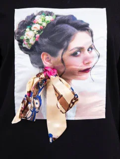 Blúzka s grafickou a farebnou 3D mašľou čierna