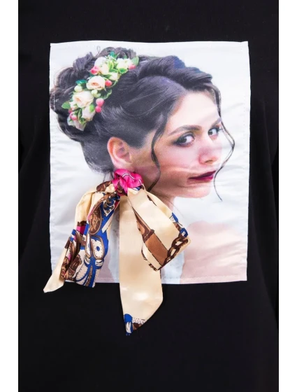 Blúzka s grafickou a farebnou 3D mašľou čierna