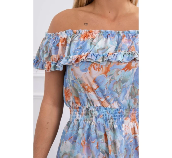 Kvetinové šaty s odhalenými ramenami v modrej farbe