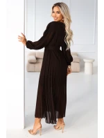 model 21787448 KLARA plisované elegantní midi šaty s páskem a výstřihem čokoládové - numoco basic
