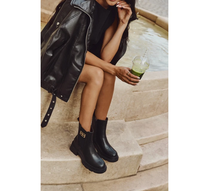 Dámské kotníkové boty se zlatým detailem zateplené černé model 21710118 - Boto Dámské kotníkové boty se zlatým detailem zateplené černé model 21710118 - Boto