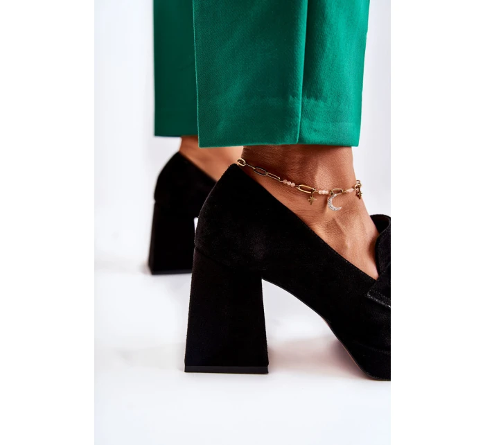 Semišové lodičky s ozdobným řetízkem model 21593258 černá - Laura Messi