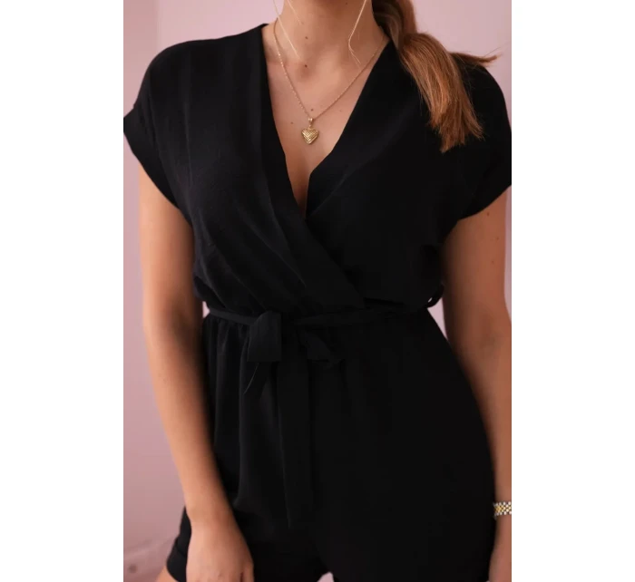 Krátky overal zviazaný v páse čierny