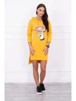 Šaty s dlhším chrbtom a farebnou horčicovou potlačou