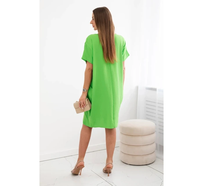 Šaty s vreckami a príveskom zelenej farby