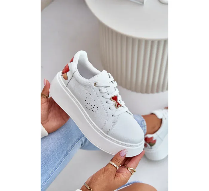 Dámske kožené tenisky na platforme s brošňou a ozdobným kvetom White Dámske kožené tenisky na platforme s brošňou a ozdobným kvetom White