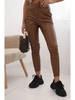 Dámské kalhoty z ekokůže s kapsami a vázáním v pase hnědé Dámské kalhoty z ekokůže s kapsami a vázáním v pase hnědé