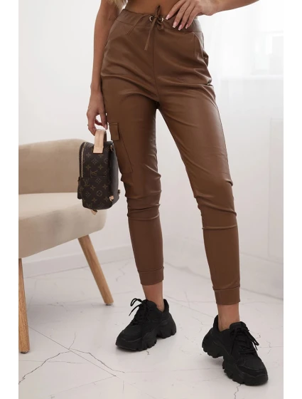 Dámské kalhoty z ekokůže s kapsami a vázáním v pase hnědé Dámské kalhoty z ekokůže s kapsami a vázáním v pase hnědé