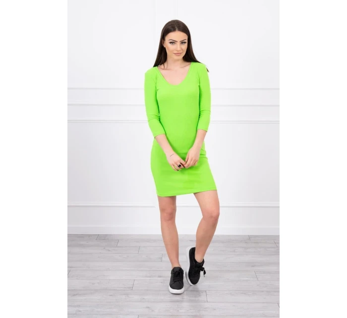Priliehavé šaty so zeleným neónovým výstrihom