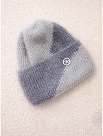 Klasická dámská čepice s ozdobným emblémem grey+tmavě šedá Klasická dámská čepice s ozdobným emblémem grey+tmavě šedá