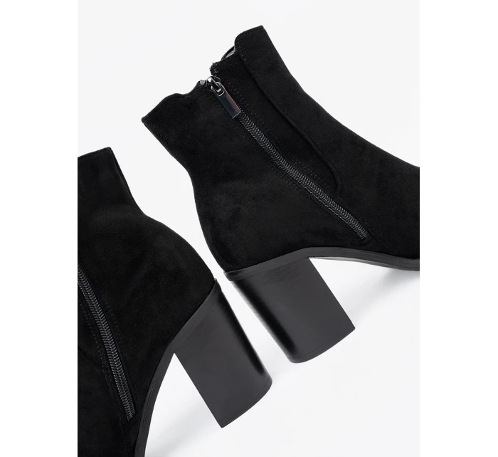Praktické čierne členkové topánky pre ženy na širokom podpätku Praktické čierne členkové topánky pre ženy na širokom podpätku