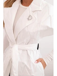 Dámska prešívaná vesta s opaskom a širokým golierom biela